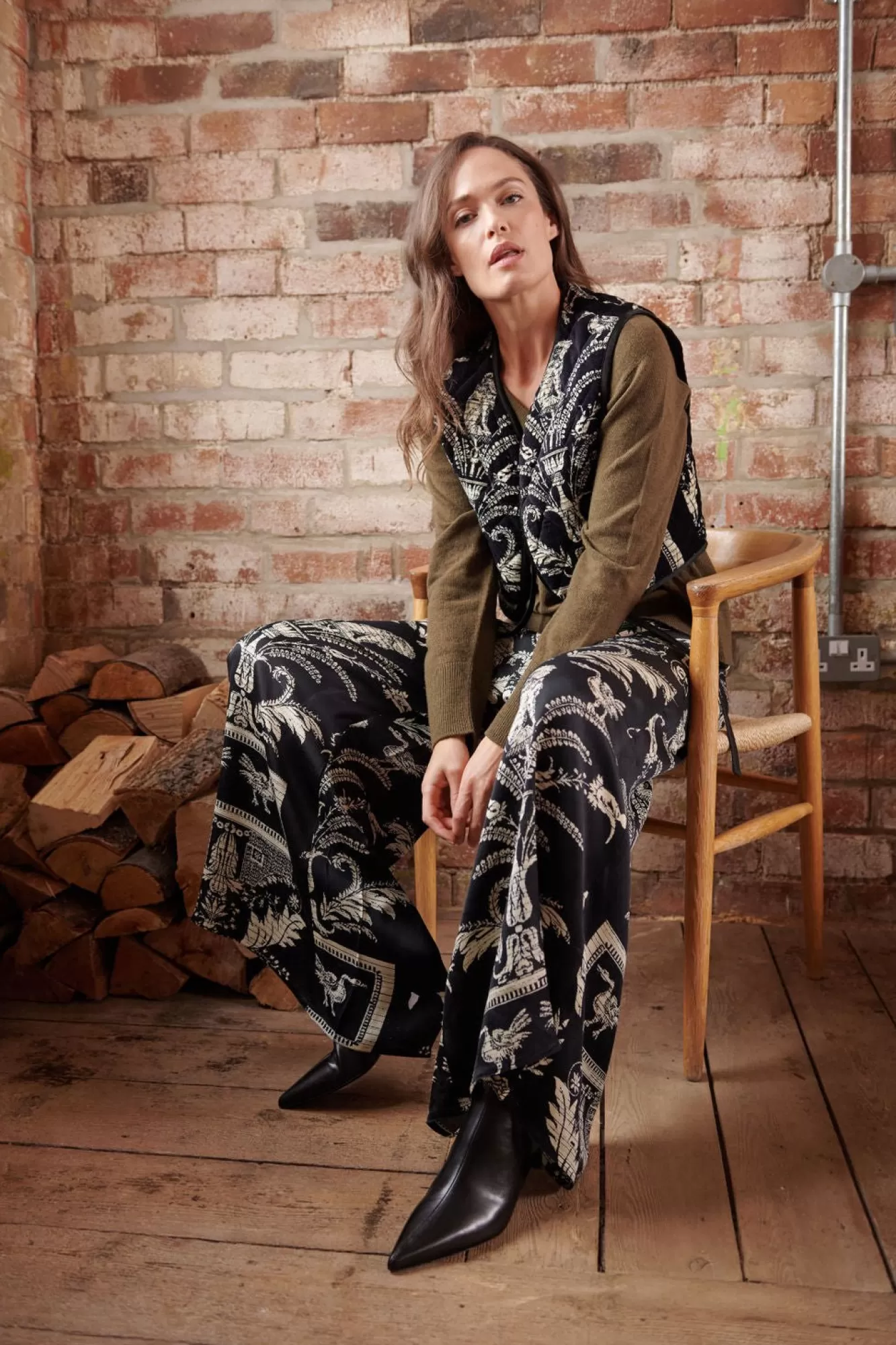 Women One Hundred Stars Gilets-Vintage Damask Black Gilet
