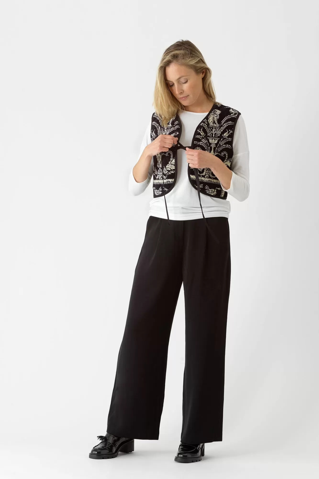 Women One Hundred Stars Gilets-Vintage Damask Black Gilet